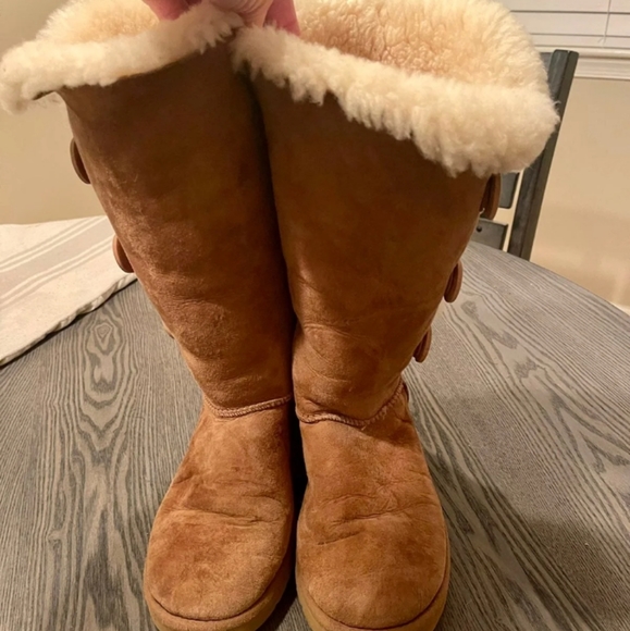 ❌SOLD❌UGG Bailey Suede Triple Button Chestnut Boots - Picture 3 of 6